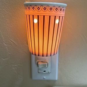 Scentsy wall plug in mini warmer